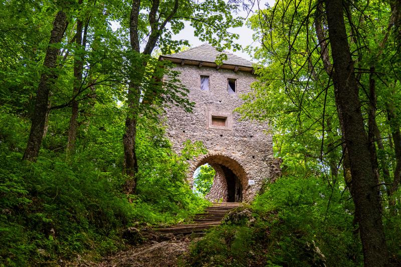 Brána Muránskeho hradu.