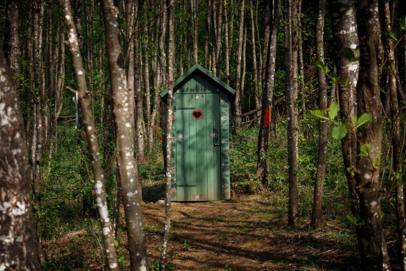 Suchá toaleta za drevenicou