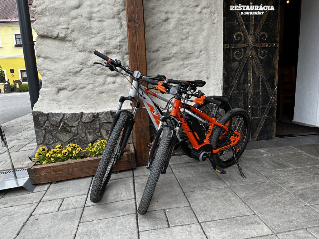 Elektrobicykle KTM a Cube pred Penziónom u Sysľa